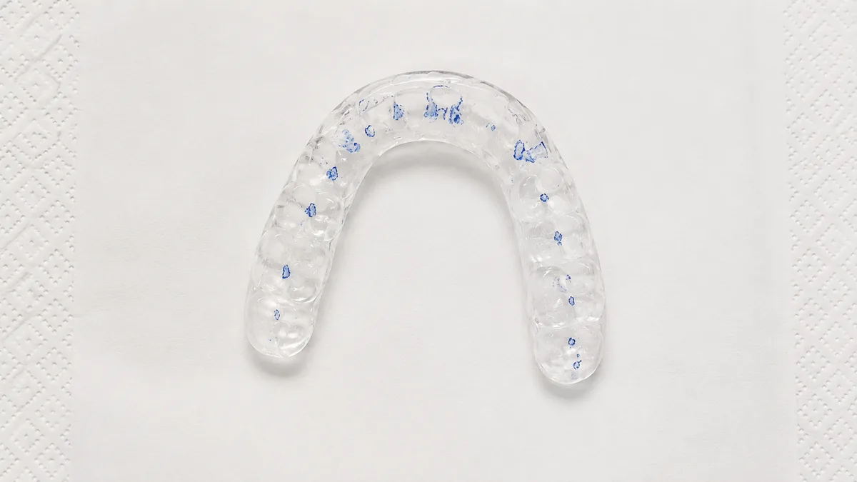 Placa oclusal finalizada com marcações